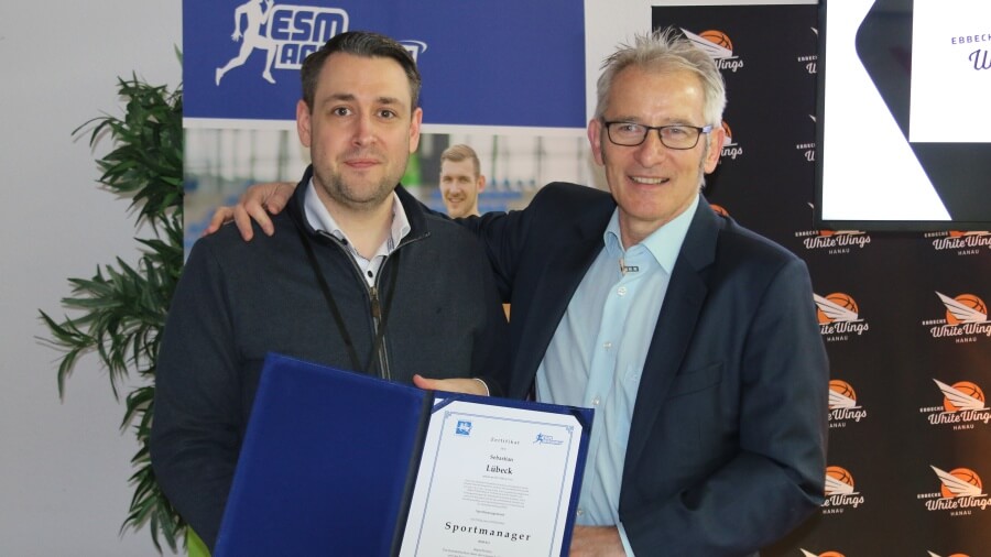 Sebastian Lübeck erhält sein Zertifikat zum Sportmanager
